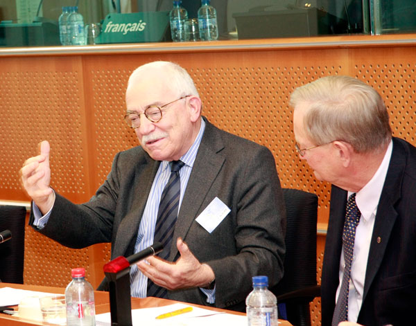 Uffe Ellemann-Jensen speaking in the European Parliament