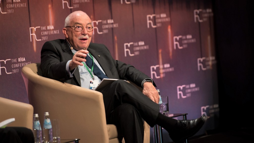 Uffe Ellemann-Jensen talking in the session 'Is there a new agenda or the Nordic-Baltic countries?'