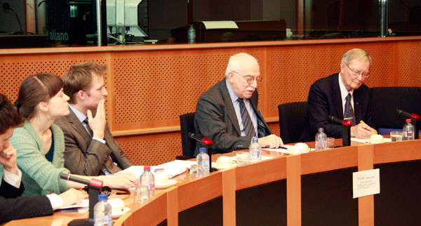 Uffe Ellemann-Jensen speaking in the European Parliament